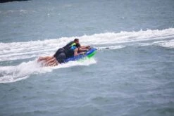 Jobe Tornado Funtube - 3 Persoons 10 Jobe Tornado Funtube - 3 Persoons -Zwembad En Varen 230320007 actionshot 5 big resultaat