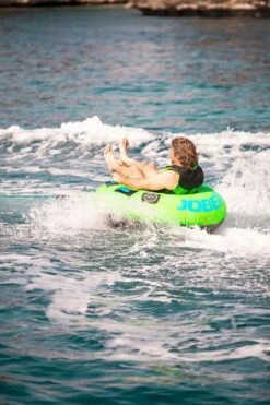 Jobe Rumble Funtube Green - 1 Persoons 12 Jobe Rumble Funtube Green - 1 Persoons -Zwembad En Varen 900 600 238820001 actionshot 4 big