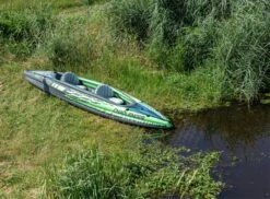 Intex Challenger K2 Opblaasbare Kajak - 2 Personen -Zwembad En Varen intex challenger k2 opblaasbare kajak bij het water